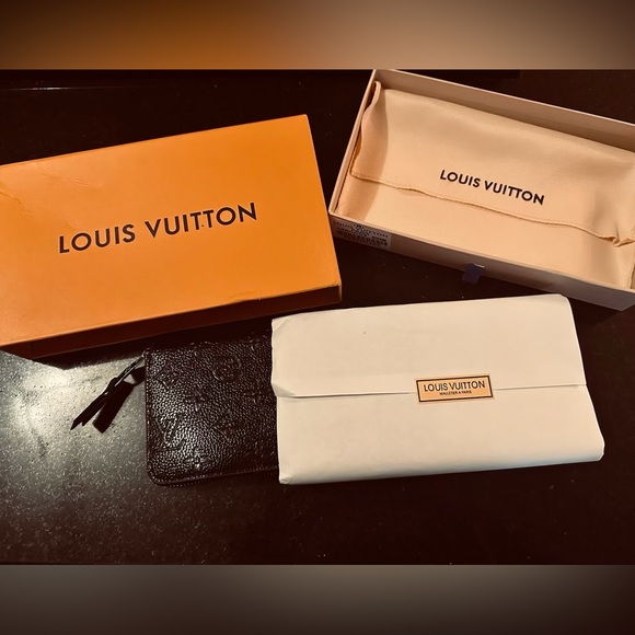 Women’s Designer Wallet - Picture 1 of 6